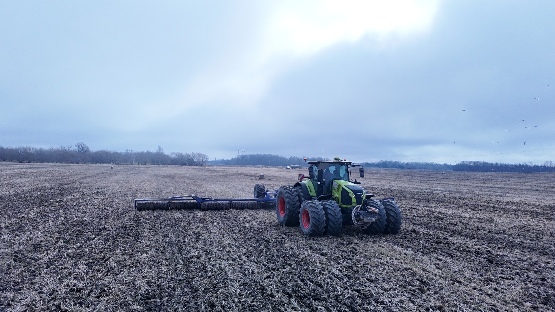 Claas Xerion ar veltni laukā