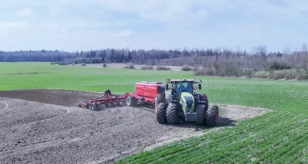 Claas Axion ar Horsch sējmašīnu lauka malā