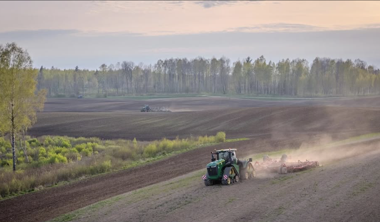 John Deere kāpurķēžu traktors augsnes apstrādē