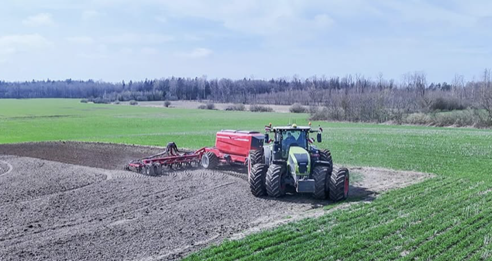 Claas Axion ar Horsch sējmašīnu lauka malā