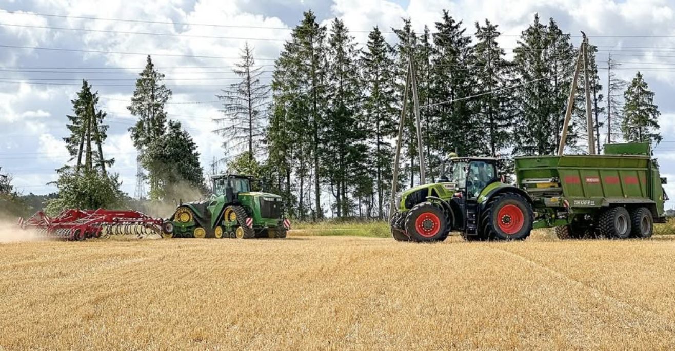 John Deere un Claas traktori rugainē
